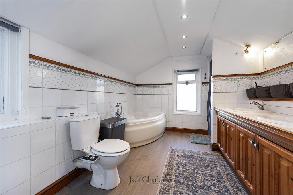 69 Pembury Rd, TN9 2 JF 010.jpg