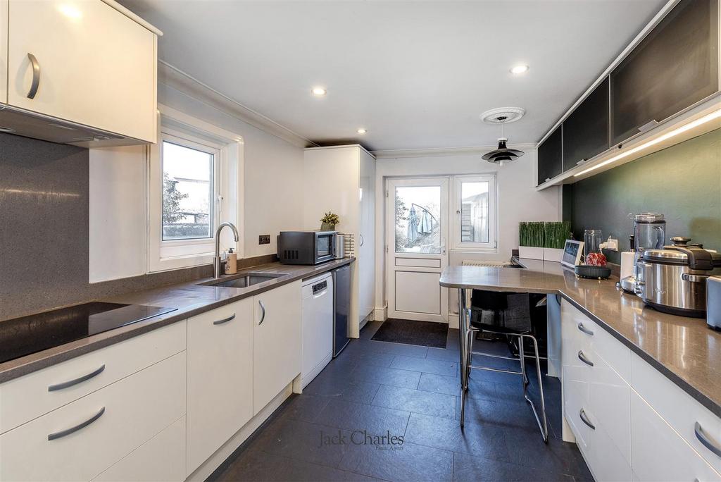 69 Pembury Rd, TN9 2 JF 005.jpg