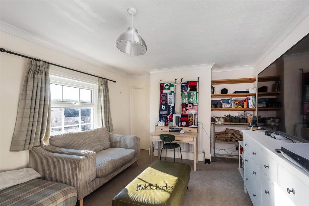 69 Pembury Rd, TN9 2 JF 011.jpg