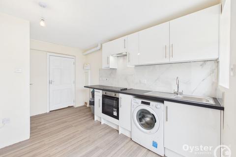 Studio to rent, Dalston Gardens, Stanmore, HA7