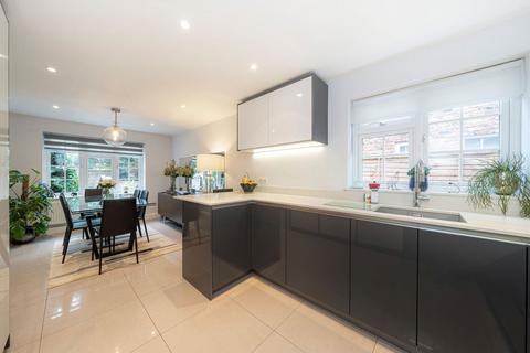 4 bedroom detached house for sale, Village Close, Weybridge KT13