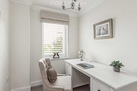 undefined, Portsmouth Road, Cobham KT11