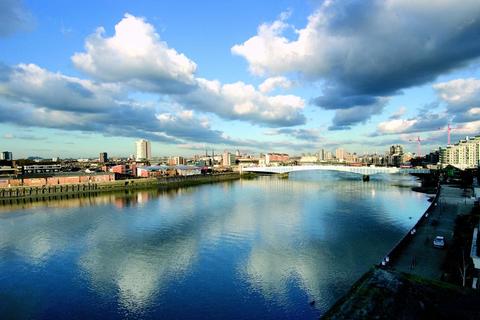 2 bedroom flat to rent, Smugglers Way, London SW18