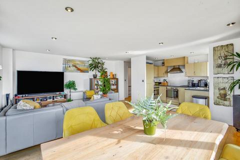 2 bedroom flat to rent, Smugglers Way, London SW18