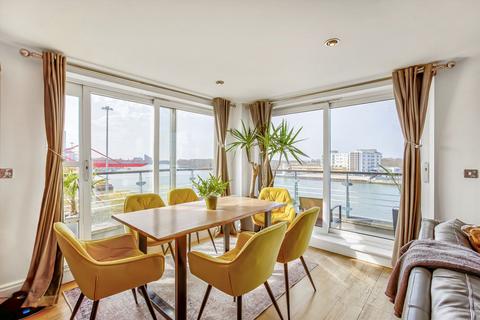 2 bedroom flat to rent, Smugglers Way, London SW18