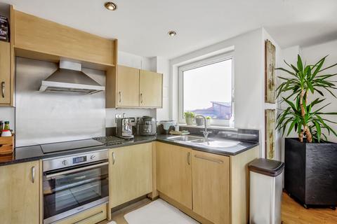 2 bedroom flat to rent, Smugglers Way, London SW18