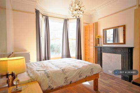 2 bedroom flat to rent, West Hampstead, London, NW6