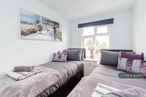 3 bedroom flat to rent, Merton Road, Watford, WD18