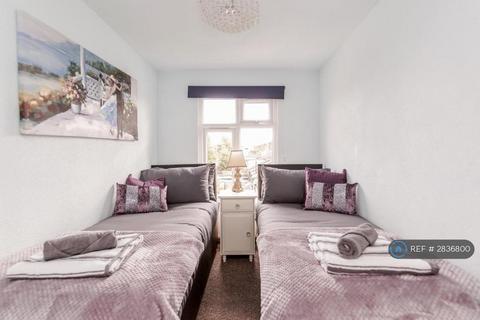 3 bedroom flat to rent, Merton Road, Watford, WD18