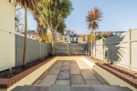 2 bedroom flat for sale, Eastbury Grove, London W4