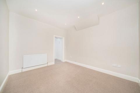 2 bedroom flat for sale, Eastbury Grove, London W4