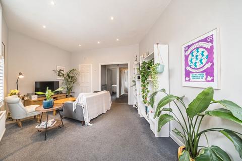 1 bedroom flat for sale, Boundaries Road, London SW12