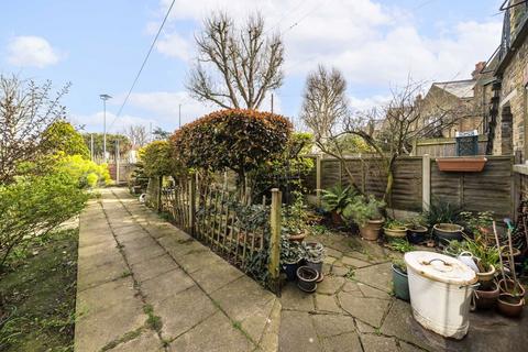 1 bedroom flat to rent, Radbourne Road, London SW12