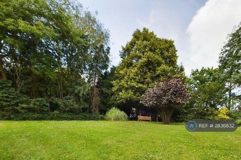 2 bedroom flat to rent, Winslow Close, Pinner, HA5