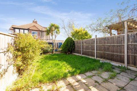 3 bedroom terraced house for sale, Kingshill Avenue, Worcester Park