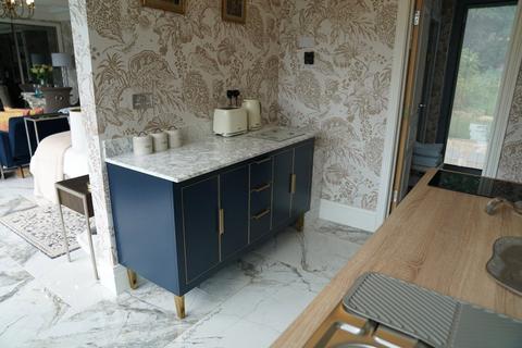 Studio to rent, Holtye Road, East Grinstead, West Sussex, RH19