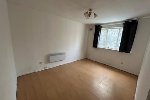 2 bedroom ground floor flat for sale, Conway Gardens, GRAYS