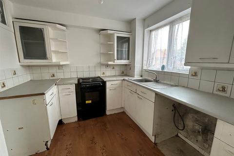 2 bedroom ground floor flat for sale, Conway Gardens, GRAYS