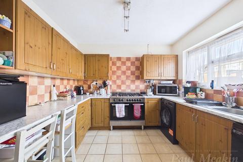 3 bedroom end of terrace house for sale, Oak Bank, New Addington, Croydon