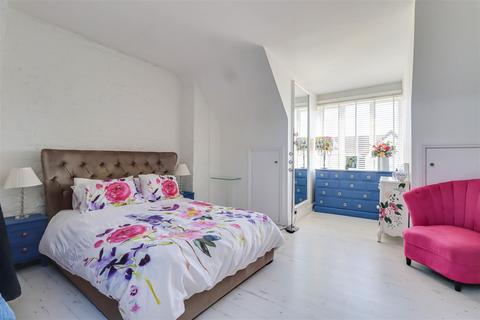 undefined, Pall Mall, Leigh-On-Sea SS9