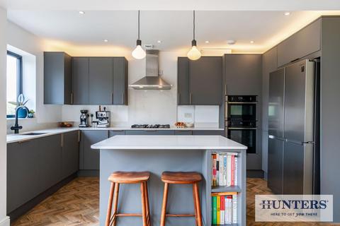 4 bedroom semi-detached house for sale, Spennithorne Drive, Leeds