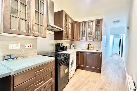 2 bedroom flat to rent, Markmanor Avenue, London, E17