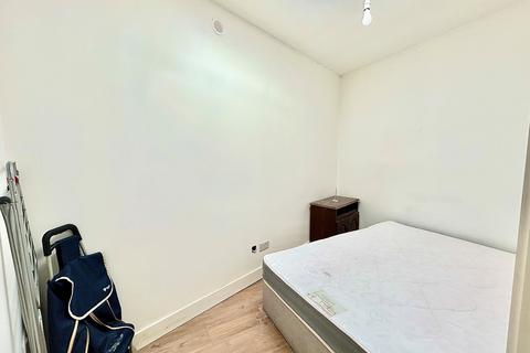 2 bedroom flat to rent, Markmanor Avenue, London, E17