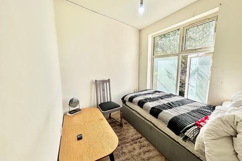 2 bedroom flat to rent, Markmanor Avenue, London, E17