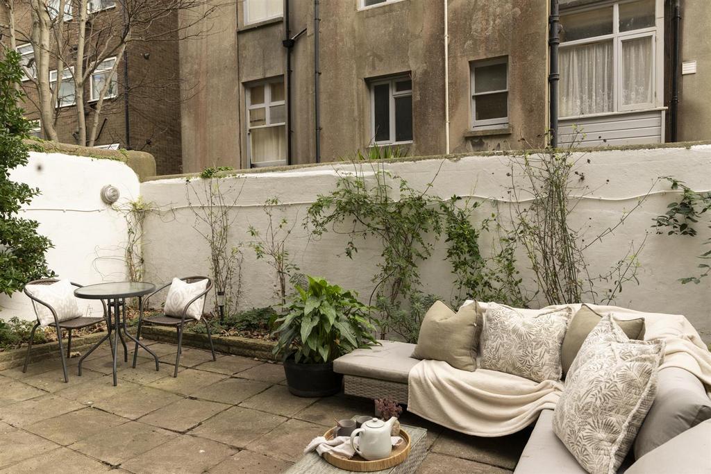 Knight Stays 19 Chesham Place 12 25-36.jpg