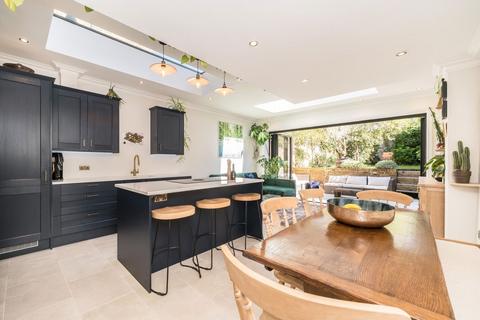 3 bedroom flat for sale, Chelsham Road, London SW4