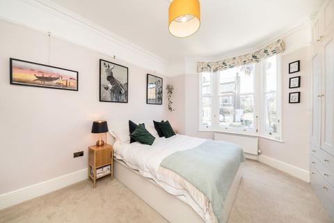 3 bedroom flat for sale, Chelsham Road, London SW4