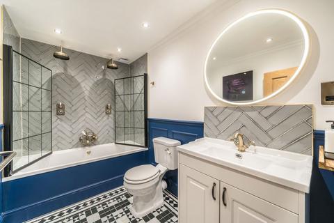 3 bedroom flat for sale, Chelsham Road, London SW4