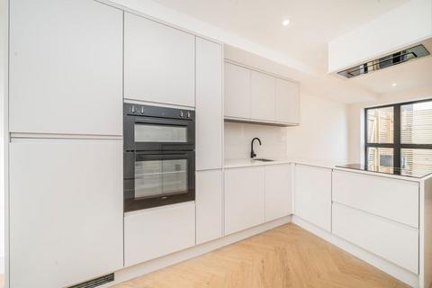 2 bedroom detached house to rent, Brighton Road, Surbiton KT6