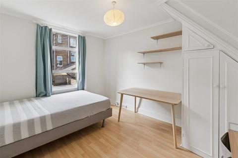 2 bedroom flat to rent, Arlingford Road, London