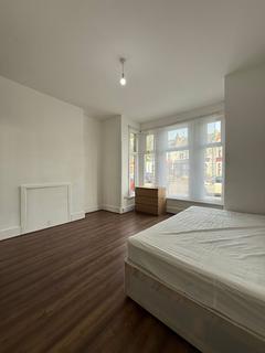 2 bedroom flat to rent, Leamington Gardens, Seven Kings, IG3