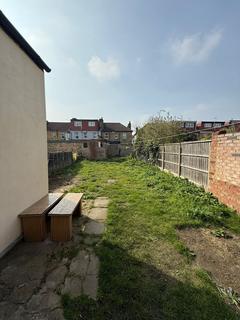 2 bedroom flat to rent, Leamington Gardens, Seven Kings, IG3