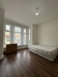 2 bedroom flat to rent, Leamington Gardens, Seven Kings, IG3