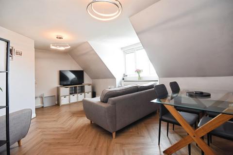 2 bedroom flat for sale, Gillian Crescent, Romford