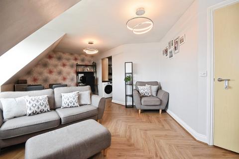 2 bedroom flat for sale, Gillian Crescent, Romford