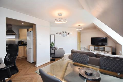 2 bedroom flat for sale, Gillian Crescent, Romford