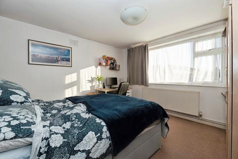 2 bedroom flat for sale, Clayton Road, Chessington, KT9
