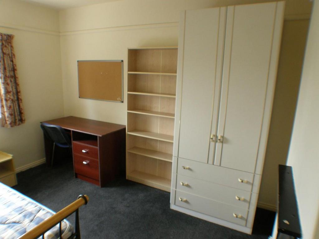 Crombie-ave-100-13-bed-2.jpg
