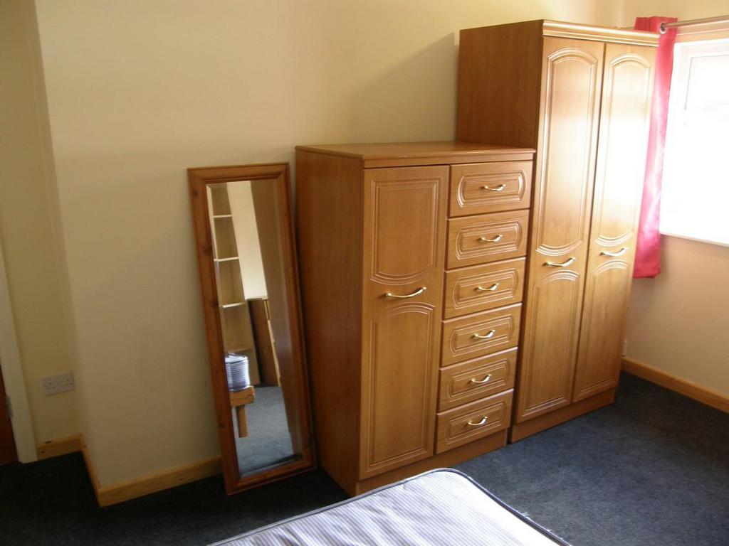Crombie-ave-100-17-bed-4.jpg