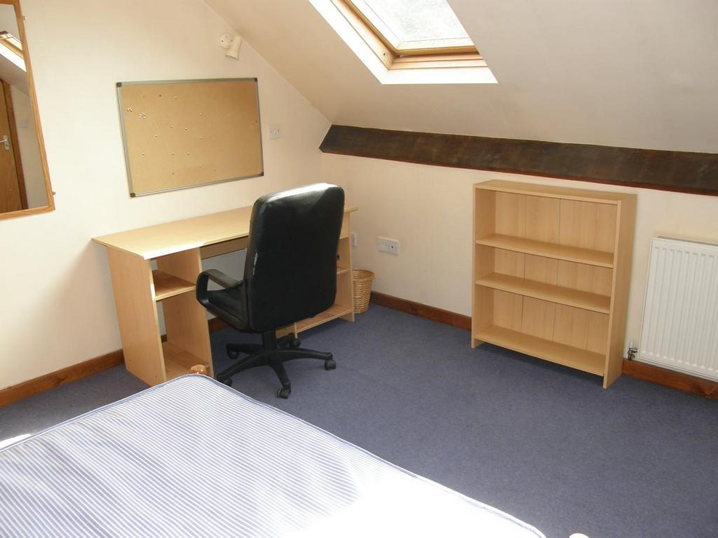 Crombie-ave-100-22-bed-5.jpg