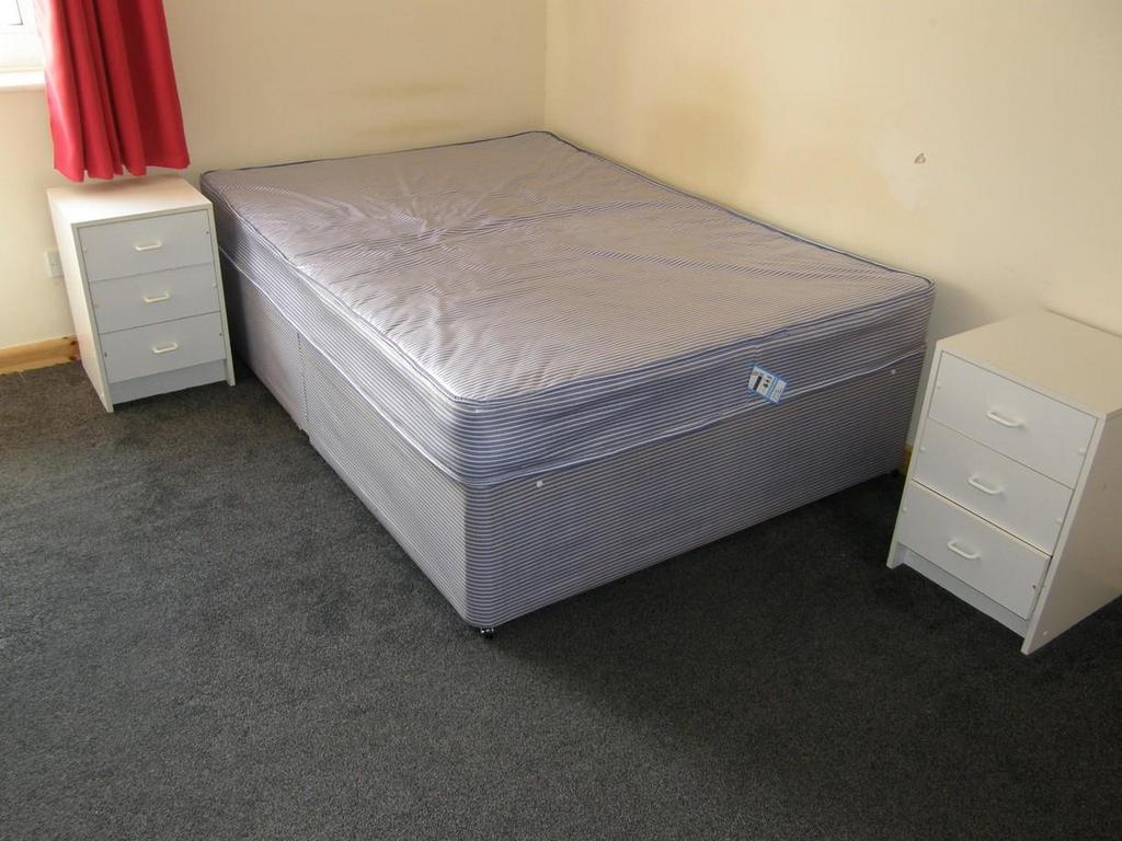 Crombie-ave-100-11-bed-1.jpg