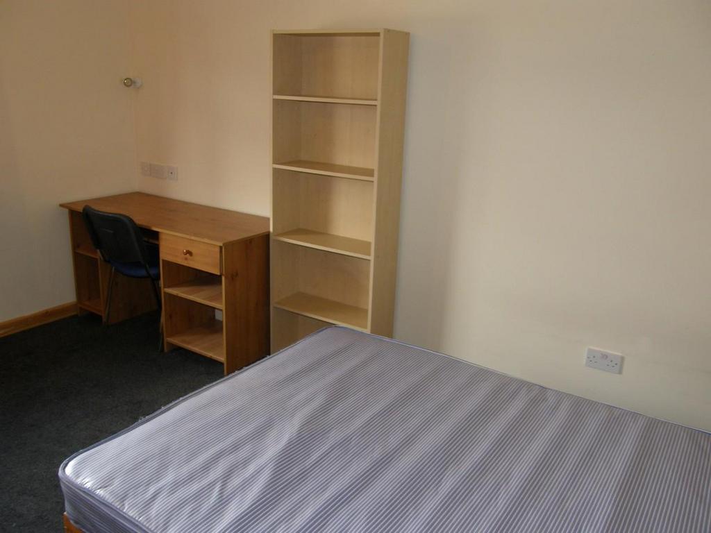Crombie-ave-100-18-bed-4.jpg
