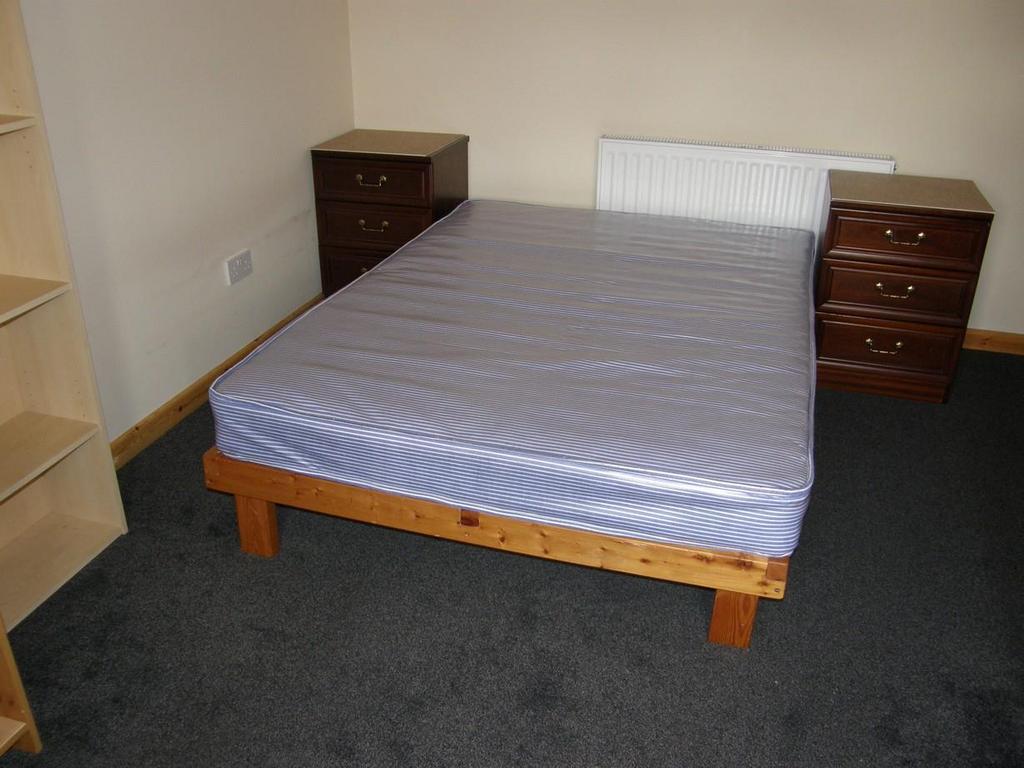 Crombie-ave-100-19-bed-4.jpg