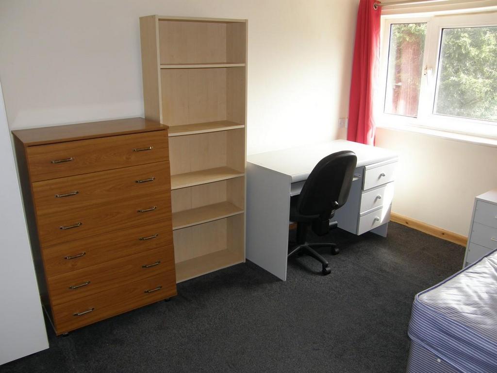 Crombie-ave-100-10-bed-1.jpg