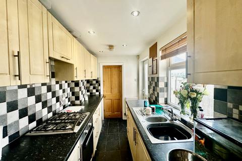 2 bedroom terraced house to rent, Phyllis Grove, Nottingham, NG10