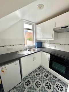 2 bedroom house to rent, Heathfield Road, London